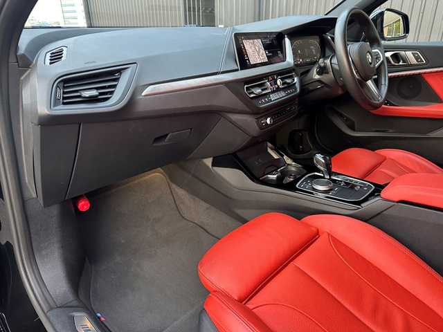 ＢＭＷ １１８ｄ Mスポーツ EDジョイ+ 福島県 2020(令2)年 3.6万km サファイアブラックP 純正ナビ(BT/USB)/バックカメラ/ミラー一体型ETC/前後ドライブレコーダー/ステアリングスイッチ/アクティブクルーズコントロール/インテリジェントセーフティ/コンフォートアクセス/レザーシート/シートヒーター/パワーシート/パワーバックドア/純正18AW/ワイアレスチャージャー/オートホールド/取扱説明書/保証書/スペアキー