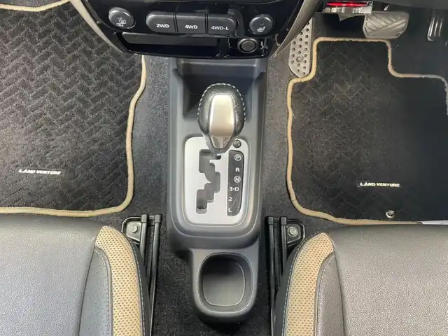 スズキ ジムニー ランドベンチャー 道央・札幌 2014(平26)年 8.7万km スチールシルバーM ワンオーナー/前席シートヒーター/純正メモリナビ/ワンセグTV/CD/純正１６インチアルミホイール/背面タイヤ/ハードカバー/キーレスキー/スペアキー１本/ETC/新車時保証書/取扱説明書