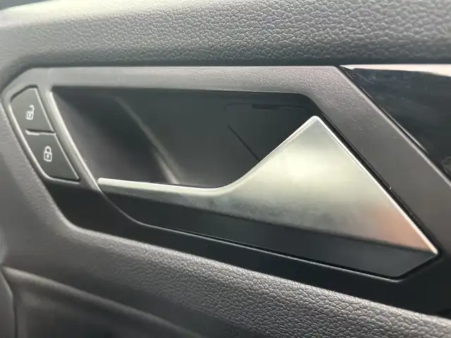 フォルクスワーゲン ＶＷ Ｔ－ロック TSI ブラックスタイル 東京都 2023(令5)年 1.5万km 青 2024年モデル/ワンオーナー/純正HDDナビ（AM・FM・BT・AppleCarPlay）/アダプティブクルーズコントロール/レーンキープアシストシステム/プリクラッシュブレーキシステム/ブラインドスポットアシスト/バックカメラ/横滑り防止装置/コーナーセンサー（前後）/オートライト/オートマチックハイビーム/ドライブレコーダー（前後）/パワーバックドア/純正18インチAW/純正LEDヘッドランプ/純正フロアマット/ブラックルーフレール/アイドリングストップ/ETC/保証書/取扱説明書/スペアキー有り（1本）