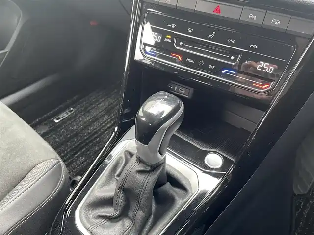 フォルクスワーゲン ＶＷ Ｔ－ロック TSI ブラックスタイル 東京都 2023(令5)年 1.5万km 青 2024年モデル/ワンオーナー/純正HDDナビ（AM・FM・BT・AppleCarPlay）/アダプティブクルーズコントロール/レーンキープアシストシステム/プリクラッシュブレーキシステム/ブラインドスポットアシスト/バックカメラ/横滑り防止装置/コーナーセンサー（前後）/オートライト/オートマチックハイビーム/ドライブレコーダー（前後）/パワーバックドア/純正18インチAW/純正LEDヘッドランプ/純正フロアマット/ブラックルーフレール/アイドリングストップ/ETC/保証書/取扱説明書/スペアキー有り（1本）