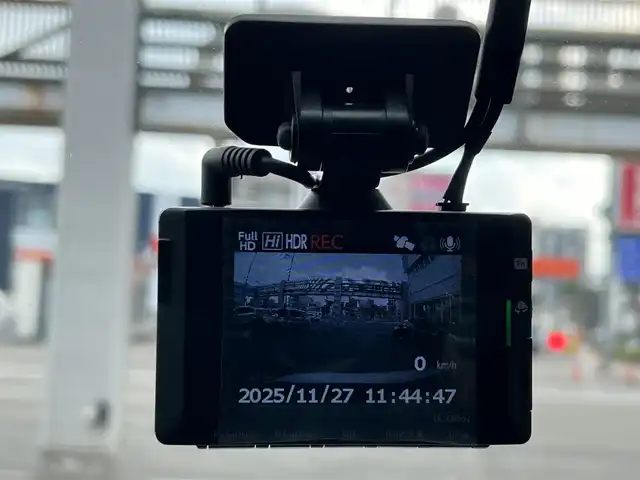 トヨタ ルーミー カスタムG－T 鹿児島県 2022(令4)年 5.5万km パールホワイトⅢ ワンオーナー/純正メモリナビ「NSZT-W68T」/　・DVD・SD・Bluetooth・フルセグTV/パノラミックビューモニター/ビルトインETC/社外前後ドラレコ「コムテック DC-DR652」/純正置くだけ充電/両側パワースライドドア（ウェルカムスイッチあり）/スマートアシスト/　・衝突回避支援ブレーキ/　・車線逸脱警報/　・アダプティブドライビングビーム/　・アダプティブクルーズコントロール/　・コーナーセンサー/純正LEDヘッドライト/純正LEDフォグランプ/オートライト/革巻きステアリング/ステアリングスイッチ/コンフォートパッケージ/　・前席シートヒーター/　・シートバックテーブル/リアサンシェード/純正15インチアルミホイール/電動オート格納ウインカー付ドアミラー/純正フロアマット/純正ドアバイザー/取扱説明書、新車保証書/スペアスマートキーX1本