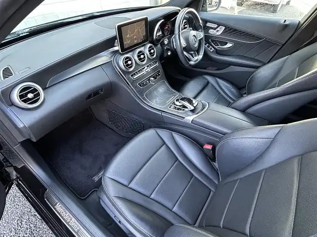 メルセデス・ベンツ Ｃ２２０ｄ 福岡県 2016(平28)年 7.7万km オブシディアンブラック 純正8.4インチHDDナビ/ (AM/FM/Bluetooth/CD/DVD/フルセグTV)/バックカメラ/走行安全システム/・PRE-SAFEブレーキ/・レーンキープアシスト/・アテンションアシスト/・クルーズコントロール/・オートライト/・クリアランスソナー/・コーナーセンサー/・ブラインドスポットアシスト/横滑り防止/ブレーキホールド/アイドリングストップ/純正18インチAW/前後ドライブレコーダーYupiteru【SN-TW90di】/ETC/革巻きステアリング/ステアリングスイッチ/パドルシフト/黒レザーシート/シートポジションメモリースイッチ/パワーシート(D/N席)/シートヒーター(D/N席)/トランクリッド/USB充電ソケット/電格ウィンカーミラー/プッシュスタート/純正フロアマット/スペアキー×1/保証書/取扱説明書