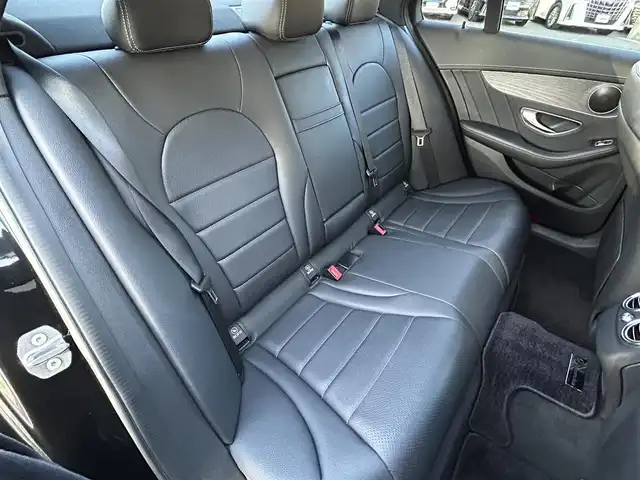 メルセデス・ベンツ Ｃ２２０ｄ 福岡県 2016(平28)年 7.7万km オブシディアンブラック 純正8.4インチHDDナビ/ (AM/FM/Bluetooth/CD/DVD/フルセグTV)/バックカメラ/走行安全システム/・PRE-SAFEブレーキ/・レーンキープアシスト/・アテンションアシスト/・クルーズコントロール/・オートライト/・クリアランスソナー/・コーナーセンサー/・ブラインドスポットアシスト/横滑り防止/ブレーキホールド/アイドリングストップ/純正18インチAW/前後ドライブレコーダーYupiteru【SN-TW90di】/ETC/革巻きステアリング/ステアリングスイッチ/パドルシフト/黒レザーシート/シートポジションメモリースイッチ/パワーシート(D/N席)/シートヒーター(D/N席)/トランクリッド/USB充電ソケット/電格ウィンカーミラー/プッシュスタート/純正フロアマット/スペアキー×1/保証書/取扱説明書