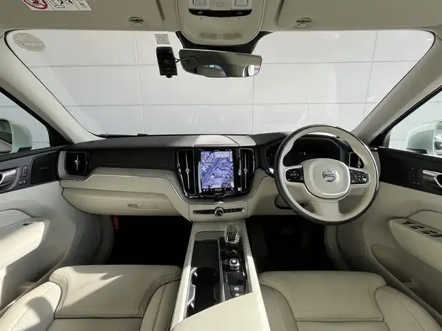 ボルボ ボルボ ＸＣ６０ アルティメット B5 AWD 山形県 2023(令5)年 1.7万km クリスタルホワイトP パノラマサンルーフ/アダプティブクルーズコントロール/純正9インチディスプレイナビ/・Bluetooth/AppleCarPlay/AndroidAuto/・Google Playアプリ/パイロットアシスト/ステアリングアシスト付ブラインドスポット/衝突回避・被害軽減ブレーキ/フルアクティブハイビーム(LEDヘッドライト)/レインセンサー/パワーバックドア/フットオープナー/シートヒーター/エアシート/ステアリングヒーター/エアサスペンション/前後ドライブレコーダー/harman/kardonプレミアムサウンド/ヘッドアップディスプレイ