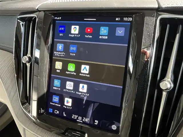 ボルボ ボルボ ＸＣ６０ アルティメット B5 AWD 山形県 2023(令5)年 1.7万km クリスタルホワイトP パノラマサンルーフ/アダプティブクルーズコントロール/純正9インチディスプレイナビ/・Bluetooth/AppleCarPlay/AndroidAuto/・Google Playアプリ/パイロットアシスト/ステアリングアシスト付ブラインドスポット/衝突回避・被害軽減ブレーキ/フルアクティブハイビーム(LEDヘッドライト)/レインセンサー/パワーバックドア/フットオープナー/シートヒーター/エアシート/ステアリングヒーター/エアサスペンション/前後ドライブレコーダー/harman/kardonプレミアムサウンド/ヘッドアップディスプレイ