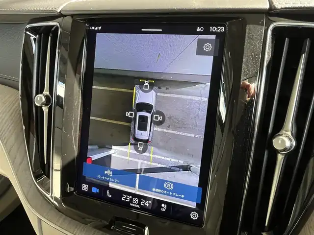 ボルボ ボルボ ＸＣ６０ アルティメット B5 AWD 山形県 2023(令5)年 1.7万km クリスタルホワイトP パノラマサンルーフ/アダプティブクルーズコントロール/純正9インチディスプレイナビ/・Bluetooth/AppleCarPlay/AndroidAuto/・Google Playアプリ/パイロットアシスト/ステアリングアシスト付ブラインドスポット/衝突回避・被害軽減ブレーキ/フルアクティブハイビーム(LEDヘッドライト)/レインセンサー/パワーバックドア/フットオープナー/シートヒーター/エアシート/ステアリングヒーター/エアサスペンション/前後ドライブレコーダー/harman/kardonプレミアムサウンド/ヘッドアップディスプレイ