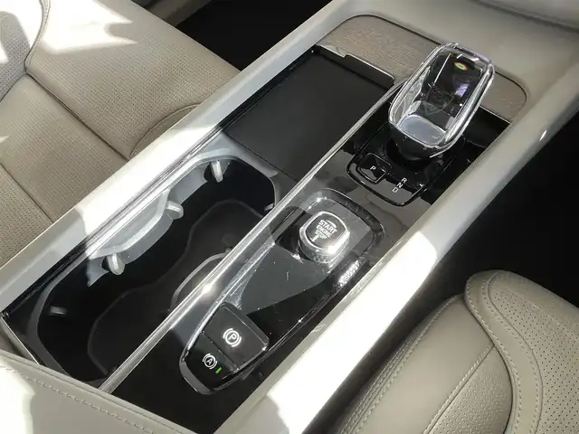 ボルボ ボルボ ＸＣ６０ アルティメット B5 AWD 山形県 2023(令5)年 1.7万km クリスタルホワイトP パノラマサンルーフ/アダプティブクルーズコントロール/純正9インチディスプレイナビ/・Bluetooth/AppleCarPlay/AndroidAuto/・Google Playアプリ/パイロットアシスト/ステアリングアシスト付ブラインドスポット/衝突回避・被害軽減ブレーキ/フルアクティブハイビーム(LEDヘッドライト)/レインセンサー/パワーバックドア/フットオープナー/シートヒーター/エアシート/ステアリングヒーター/エアサスペンション/前後ドライブレコーダー/harman/kardonプレミアムサウンド/ヘッドアップディスプレイ