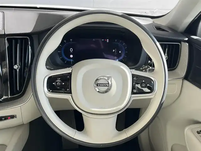 ボルボ ボルボ ＸＣ６０ アルティメット B5 AWD 山形県 2023(令5)年 1.7万km クリスタルホワイトP パノラマサンルーフ/アダプティブクルーズコントロール/純正9インチディスプレイナビ/・Bluetooth/AppleCarPlay/AndroidAuto/・Google Playアプリ/パイロットアシスト/ステアリングアシスト付ブラインドスポット/衝突回避・被害軽減ブレーキ/フルアクティブハイビーム(LEDヘッドライト)/レインセンサー/パワーバックドア/フットオープナー/シートヒーター/エアシート/ステアリングヒーター/エアサスペンション/前後ドライブレコーダー/harman/kardonプレミアムサウンド/ヘッドアップディスプレイ