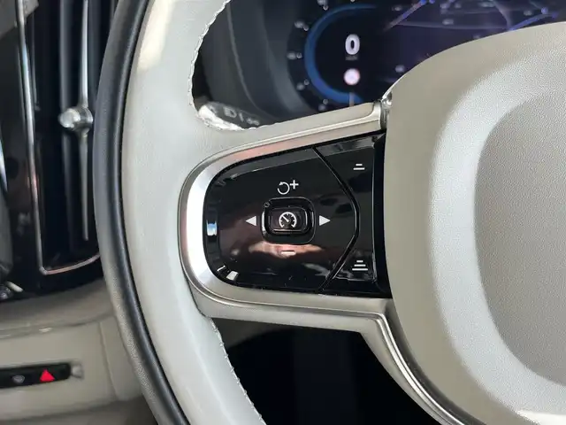 ボルボ ボルボ ＸＣ６０ アルティメット B5 AWD 山形県 2023(令5)年 1.7万km クリスタルホワイトP パノラマサンルーフ/アダプティブクルーズコントロール/純正9インチディスプレイナビ/・Bluetooth/AppleCarPlay/AndroidAuto/・Google Playアプリ/パイロットアシスト/ステアリングアシスト付ブラインドスポット/衝突回避・被害軽減ブレーキ/フルアクティブハイビーム(LEDヘッドライト)/レインセンサー/パワーバックドア/フットオープナー/シートヒーター/エアシート/ステアリングヒーター/エアサスペンション/前後ドライブレコーダー/harman/kardonプレミアムサウンド/ヘッドアップディスプレイ