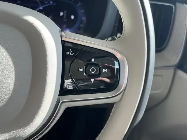 ボルボ ボルボ ＸＣ６０ アルティメット B5 AWD 山形県 2023(令5)年 1.7万km クリスタルホワイトP パノラマサンルーフ/アダプティブクルーズコントロール/純正9インチディスプレイナビ/・Bluetooth/AppleCarPlay/AndroidAuto/・Google Playアプリ/パイロットアシスト/ステアリングアシスト付ブラインドスポット/衝突回避・被害軽減ブレーキ/フルアクティブハイビーム(LEDヘッドライト)/レインセンサー/パワーバックドア/フットオープナー/シートヒーター/エアシート/ステアリングヒーター/エアサスペンション/前後ドライブレコーダー/harman/kardonプレミアムサウンド/ヘッドアップディスプレイ