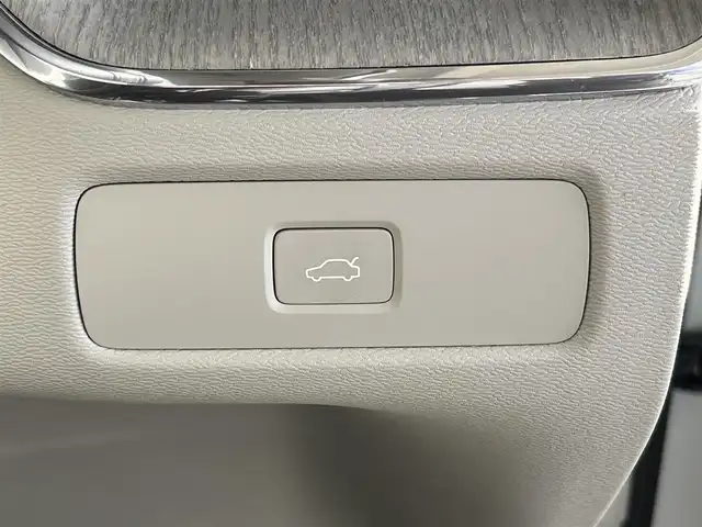 ボルボ ボルボ ＸＣ６０ アルティメット B5 AWD 山形県 2023(令5)年 1.7万km クリスタルホワイトP パノラマサンルーフ/アダプティブクルーズコントロール/純正9インチディスプレイナビ/・Bluetooth/AppleCarPlay/AndroidAuto/・Google Playアプリ/パイロットアシスト/ステアリングアシスト付ブラインドスポット/衝突回避・被害軽減ブレーキ/フルアクティブハイビーム(LEDヘッドライト)/レインセンサー/パワーバックドア/フットオープナー/シートヒーター/エアシート/ステアリングヒーター/エアサスペンション/前後ドライブレコーダー/harman/kardonプレミアムサウンド/ヘッドアップディスプレイ