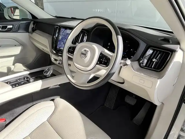 ボルボ ボルボ ＸＣ６０ アルティメット B5 AWD 山形県 2023(令5)年 1.7万km クリスタルホワイトP パノラマサンルーフ/アダプティブクルーズコントロール/純正9インチディスプレイナビ/・Bluetooth/AppleCarPlay/AndroidAuto/・Google Playアプリ/パイロットアシスト/ステアリングアシスト付ブラインドスポット/衝突回避・被害軽減ブレーキ/フルアクティブハイビーム(LEDヘッドライト)/レインセンサー/パワーバックドア/フットオープナー/シートヒーター/エアシート/ステアリングヒーター/エアサスペンション/前後ドライブレコーダー/harman/kardonプレミアムサウンド/ヘッドアップディスプレイ