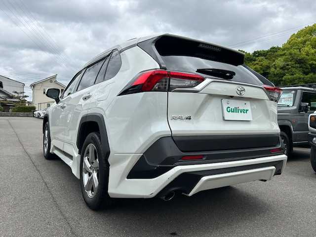 トヨタ ＲＡＶ４ G 大阪府 2021(令3)年 4.2万km ホワイトパールクリスタルシャイン 純正ディスプレイオーディオ/バック・フロント・サイドカメラ/ブラインドスポットモニター/衝突被害軽減システム/レーンキープアシスト/コーナーセンサー/アダクティブクルーズコントロール/オートライト/オートマチックハイビーム/ＴＲＤエアロパーツ/純正アルミホイール/純正フロアマット/シートヒーター/ステアリングヒーター/パワーシート/前後ドライブレコーダー/ＥＴＣ/ルーフレール/LEDヘッドライト