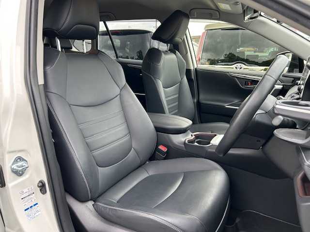 トヨタ ＲＡＶ４ G 大阪府 2021(令3)年 4.2万km ホワイトパールクリスタルシャイン 純正ディスプレイオーディオ/バック・フロント・サイドカメラ/ブラインドスポットモニター/衝突被害軽減システム/レーンキープアシスト/コーナーセンサー/アダクティブクルーズコントロール/オートライト/オートマチックハイビーム/ＴＲＤエアロパーツ/純正アルミホイール/純正フロアマット/シートヒーター/ステアリングヒーター/パワーシート/前後ドライブレコーダー/ＥＴＣ/ルーフレール/LEDヘッドライト