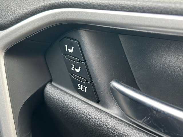 トヨタ ＲＡＶ４ G 大阪府 2021(令3)年 4.2万km ホワイトパールクリスタルシャイン 純正ディスプレイオーディオ/バック・フロント・サイドカメラ/ブラインドスポットモニター/衝突被害軽減システム/レーンキープアシスト/コーナーセンサー/アダクティブクルーズコントロール/オートライト/オートマチックハイビーム/ＴＲＤエアロパーツ/純正アルミホイール/純正フロアマット/シートヒーター/ステアリングヒーター/パワーシート/前後ドライブレコーダー/ＥＴＣ/ルーフレール/LEDヘッドライト