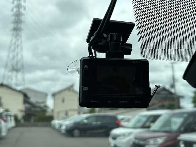 トヨタ ＲＡＶ４ G 大阪府 2021(令3)年 4.2万km ホワイトパールクリスタルシャイン 純正ディスプレイオーディオ/バック・フロント・サイドカメラ/ブラインドスポットモニター/衝突被害軽減システム/レーンキープアシスト/コーナーセンサー/アダクティブクルーズコントロール/オートライト/オートマチックハイビーム/ＴＲＤエアロパーツ/純正アルミホイール/純正フロアマット/シートヒーター/ステアリングヒーター/パワーシート/前後ドライブレコーダー/ＥＴＣ/ルーフレール/LEDヘッドライト