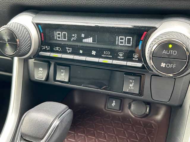 トヨタ ＲＡＶ４ G 大阪府 2021(令3)年 4.2万km ホワイトパールクリスタルシャイン 純正ディスプレイオーディオ/バック・フロント・サイドカメラ/ブラインドスポットモニター/衝突被害軽減システム/レーンキープアシスト/コーナーセンサー/アダクティブクルーズコントロール/オートライト/オートマチックハイビーム/ＴＲＤエアロパーツ/純正アルミホイール/純正フロアマット/シートヒーター/ステアリングヒーター/パワーシート/前後ドライブレコーダー/ＥＴＣ/ルーフレール/LEDヘッドライト