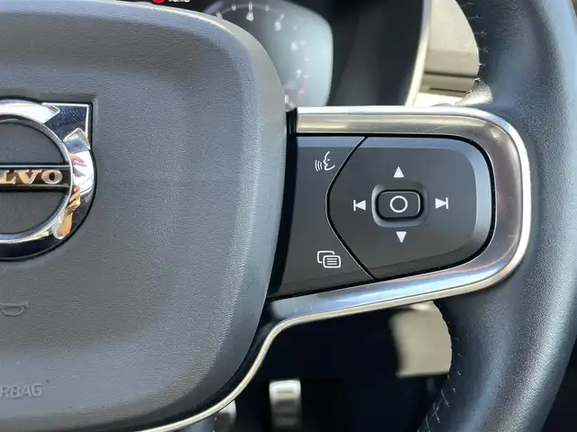 ボルボ ＸＣ４０ T4 AWD インスクリプション 石川県 2020(令2)年 5.2万km オニキスブラックP 純正メモリナビ/（フルセグ/Bluetooth）/衝突回避/自動駐車/全方位カメラ/クリアランスソナー/クルーズコントロール/パワーバックドア/パノラマガラスルーフ/プレミアムサウンド/レッドレザー/シートヒーター/パワーシート/LEDヘッドライト/純正AW