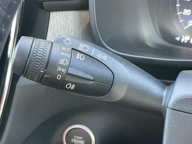 ボルボ ＸＣ４０ T4 AWD インスクリプション 石川県 2020(令2)年 5.2万km オニキスブラックP 純正メモリナビ/（フルセグ/Bluetooth）/衝突回避/自動駐車/全方位カメラ/クリアランスソナー/クルーズコントロール/パワーバックドア/パノラマガラスルーフ/プレミアムサウンド/レッドレザー/シートヒーター/パワーシート/LEDヘッドライト/純正AW