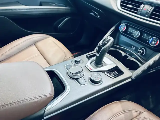 アルファロメオ ステルヴィオ 2．2ターボ ディーゼルQ4TI 大阪府 2022(令4)年 2.9万km 白 ブラウンレザー/パワーシート/シートヒーター/ステアリングヒーター/Dシートメモリ/純正ナビ/TV/バックカメラ/ACC/純正20インチAW/HIDヘッドライト/電動リアゲート/ブラインドスポット