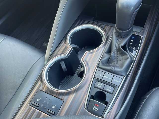 トヨタ カムリ G レザーパッケージ 東京都 2018(平30)年 7万km グラファイトM 純正SDナビ/（フルセグ/BT/CD/DVD/FM/AM）/ドライブレコーダー（前後）/バックカメラ　ETC2.0/ヘッドアップディスプレイ/Toyota Safety Sense P/・LDA・PCS・BSM/・オートマチックハイビーム/・レーダークルーズコントロール/レザーシート/シートヒーター（D/N）/パワーシート（D/N）/オートホールド/コーナーセンサー/スマートキー×２/純正１８インチアルミ/社外AW付スタッドレスタイヤ積載