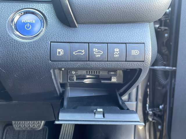 トヨタ カムリ G レザーパッケージ 東京都 2018(平30)年 7万km グラファイトM 純正SDナビ/（フルセグ/BT/CD/DVD/FM/AM）/ドライブレコーダー（前後）/バックカメラ　ETC2.0/ヘッドアップディスプレイ/Toyota Safety Sense P/・LDA・PCS・BSM/・オートマチックハイビーム/・レーダークルーズコントロール/レザーシート/シートヒーター（D/N）/パワーシート（D/N）/オートホールド/コーナーセンサー/スマートキー×２/純正１８インチアルミ/社外AW付スタッドレスタイヤ積載