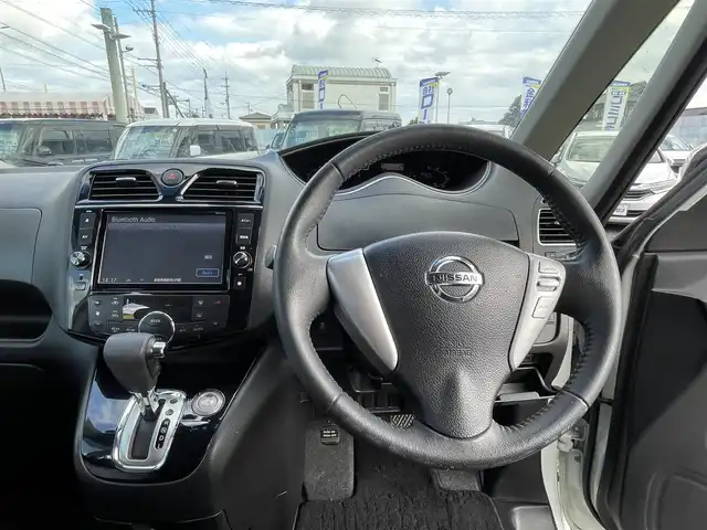 日産 セレナ ハイウェイスター Sハイブリッド 徳島県 2014(平26)年 8.6万km ブリリアントホワイトパール (株)IDOMが運営する【じしゃロン徳島店】の自社ローン専用車両になりますこちらは現金またはオートローンご利用時の価格です。/自社ローンご希望の方は別途その旨お申付け下さい”										/										/										エマージェンシーブレーキ　/レーンキープアシスト/純正８型ナビゲーション　/（フルセグ/CD/DVD/SD/BT)/バックカメラ　/フリップダウンモニター　/社外ドライブレコーダー/クルーズコントロール/ＥＴＣ　/トラクションコントロール/ＬＥＤヘッドライト　/フォグランプ/ウィンカーミラー/革巻きステアリング/クルーズコントロール　/プッシュスタート　/スマートキー　/アイドリングストップ/電動格納ミラー/エコモード切替/Wエアバック/純正フロアマット/サイドバイザー