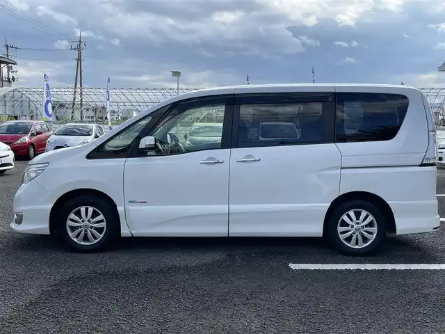 日産 セレナ ハイウェイスター Sハイブリッド 徳島県 2014(平26)年 8.6万km ブリリアントホワイトパール (株)IDOMが運営する【じしゃロン徳島店】の自社ローン専用車両になりますこちらは現金またはオートローンご利用時の価格です。/自社ローンご希望の方は別途その旨お申付け下さい”										/										/										エマージェンシーブレーキ　/レーンキープアシスト/純正８型ナビゲーション　/（フルセグ/CD/DVD/SD/BT)/バックカメラ　/フリップダウンモニター　/社外ドライブレコーダー/クルーズコントロール/ＥＴＣ　/トラクションコントロール/ＬＥＤヘッドライト　/フォグランプ/ウィンカーミラー/革巻きステアリング/クルーズコントロール　/プッシュスタート　/スマートキー　/アイドリングストップ/電動格納ミラー/エコモード切替/Wエアバック/純正フロアマット/サイドバイザー