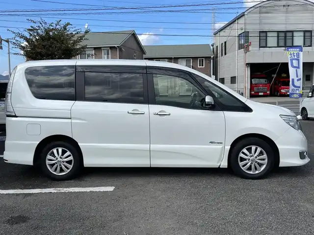 日産 セレナ ハイウェイスター Sハイブリッド 徳島県 2014(平26)年 8.6万km ブリリアントホワイトパール (株)IDOMが運営する【じしゃロン徳島店】の自社ローン専用車両になりますこちらは現金またはオートローンご利用時の価格です。/自社ローンご希望の方は別途その旨お申付け下さい”										/										/										エマージェンシーブレーキ　/レーンキープアシスト/純正８型ナビゲーション　/（フルセグ/CD/DVD/SD/BT)/バックカメラ　/フリップダウンモニター　/社外ドライブレコーダー/クルーズコントロール/ＥＴＣ　/トラクションコントロール/ＬＥＤヘッドライト　/フォグランプ/ウィンカーミラー/革巻きステアリング/クルーズコントロール　/プッシュスタート　/スマートキー　/アイドリングストップ/電動格納ミラー/エコモード切替/Wエアバック/純正フロアマット/サイドバイザー