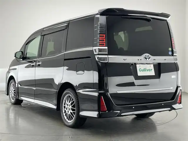 トヨタ ヴォクシー ハイブリッド ZS 煌Ⅲ 愛知県 2021(令3)年 4.4万km ブラック 社外１１型ナビ　社外後席モニター　禁煙　バックカメラ　シートヒーター　両側パワスラ　前後ドラレコ　ＥＴＣ　セーフティセンス　衝突軽減　レーンキープ　ＬＥＤオートライト　黒ハーフレザー　フルセグ　ＤＶＤ