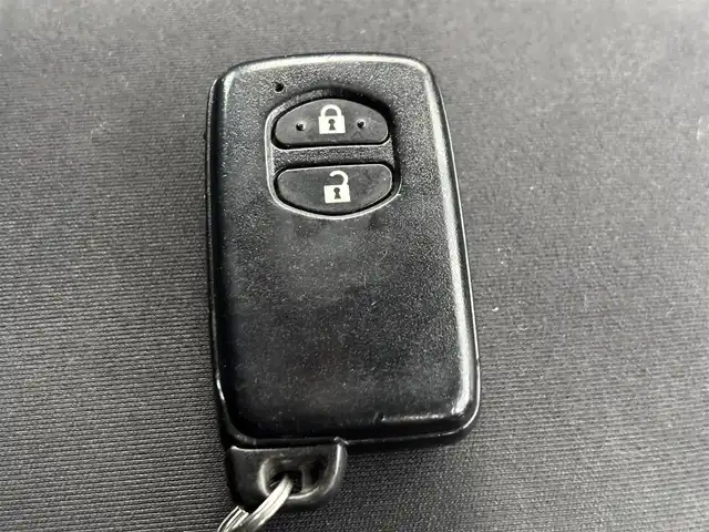 トヨタ プリウス S 滋賀県 2014(平26)年 11.2万km ライトパープルマイカ ワンオーナー/純正ナビ/・Bluetooth/フルセグ/・CD/DVD/バックカメラ/ステアリングリモコン/ETC/トノカバー/電動格納ミラー/HIDオートライト/フォグライト/スマートキー