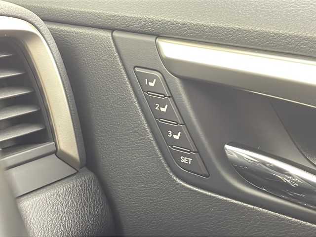 レクサス ＲＸ 450h バージョンL 愛知県 2017(平29)年 4.6万km グラファイトブラックガラスフレーク /禁煙車//ワンオーナー車//純正ナビ//フルセグTV/AMFM/CD/DVD/ブルーレイ/Bluetooth/SD/USB/AUX//ビルトインETC2.0//レーダー探知機(ZERO703V)//パノラミックビューモニター//バックカメラ//チルト&スライド電動ムーンルーフ//レクサスセーフティシステム+//アダプティブクルーズコントロール//ブラインドスポットモニター//前後クリアランスソナー//LEDヘッドライト//オートライト//LEDフォグランプ//パワーバックドア//ヘッドアップディスプレイ//本革シート//運転席・助手席パワーシート(ポジションメモリー付)//運転席・助手席シートヒーター&ベンチレーション//後席シートヒーター//後席サンシェード//黒木目調パネル//本革&黒木目調コンビステアリング//ステアリングスイッチ//ステアリングヒーター//電子パーキングブレーキ//ブレーキホールド//純正20インチアルミホイール//タイヤ空気圧警告//純正フロアマット//純正ドアバイザー//プッシュスタート//電動格納ミラー//新車保証書・取扱説明書//スペアキー