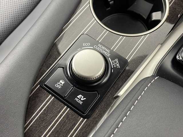 レクサス ＲＸ 450h バージョンL 愛知県 2017(平29)年 4.6万km グラファイトブラックガラスフレーク /禁煙車//ワンオーナー車//純正ナビ//フルセグTV/AMFM/CD/DVD/ブルーレイ/Bluetooth/SD/USB/AUX//ビルトインETC2.0//レーダー探知機(ZERO703V)//パノラミックビューモニター//バックカメラ//チルト&スライド電動ムーンルーフ//レクサスセーフティシステム+//アダプティブクルーズコントロール//ブラインドスポットモニター//前後クリアランスソナー//LEDヘッドライト//オートライト//LEDフォグランプ//パワーバックドア//ヘッドアップディスプレイ//本革シート//運転席・助手席パワーシート(ポジションメモリー付)//運転席・助手席シートヒーター&ベンチレーション//後席シートヒーター//後席サンシェード//黒木目調パネル//本革&黒木目調コンビステアリング//ステアリングスイッチ//ステアリングヒーター//電子パーキングブレーキ//ブレーキホールド//純正20インチアルミホイール//タイヤ空気圧警告//純正フロアマット//純正ドアバイザー//プッシュスタート//電動格納ミラー//新車保証書・取扱説明書//スペアキー