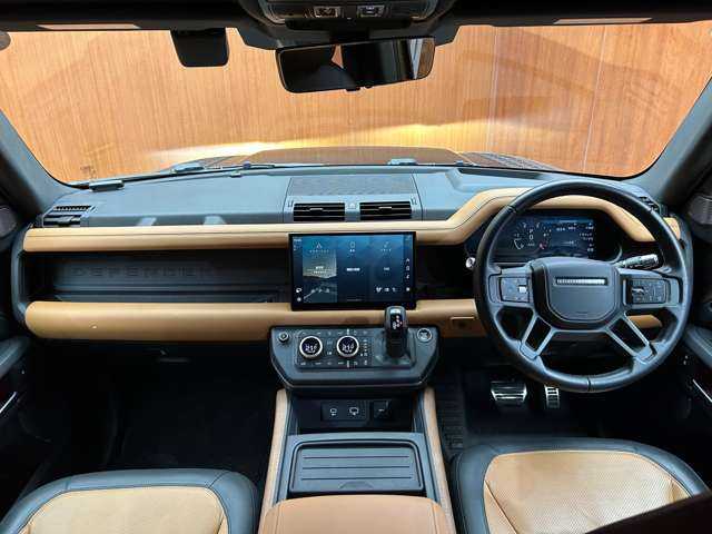 ランドローバー ランドローバー ディフェンダー 110X 千葉県 2022(令4)年 4万km 茶 スライディングパノラミックルーフ　/マトリクスＬＥＤヘッドライト　/コンビレザーシート　/コールドクライメートパック　/３６０°カメラ　/サイドステップ　/エアサスペンション　/ＡＣＣ　/ＨＵＤ　/シートヒーター