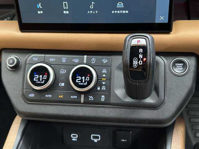 ランドローバー ランドローバー ディフェンダー 110X 千葉県 2022(令4)年 4万km 茶 スライディングパノラミックルーフ　/マトリクスＬＥＤヘッドライト　/コンビレザーシート　/コールドクライメートパック　/３６０°カメラ　/サイドステップ　/エアサスペンション　/ＡＣＣ　/ＨＵＤ　/シートヒーター