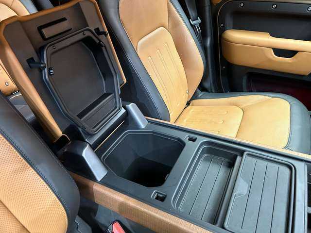 ランドローバー ランドローバー ディフェンダー 110X 千葉県 2022(令4)年 4万km 茶 スライディングパノラミックルーフ　/マトリクスＬＥＤヘッドライト　/コンビレザーシート　/コールドクライメートパック　/３６０°カメラ　/サイドステップ　/エアサスペンション　/ＡＣＣ　/ＨＵＤ　/シートヒーター