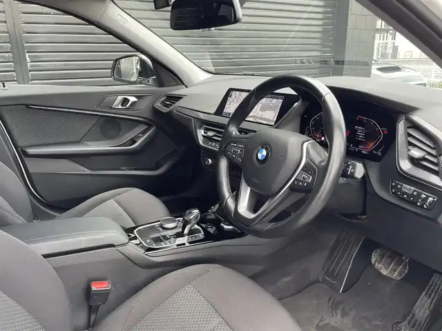 ＢＭＷ １１８ｄ プレイ エディションジョイ+ 三重県 2020(令2)年 3.7万km アルピンホワイトⅢ コンフォートＰＫＧ　/ナビＰＫＧ　/ＬＥＤライト　/カープレイ　/オートマチックテールゲート　/ＡＣＣ　/インテリジェントセーフティー/コンフォートアクセス　/ワイヤレスチャージ　/純正１６ＡＷ　/純正ナビ　/バックカメラ　/ＥＴＣ/純正前後ドラレコ