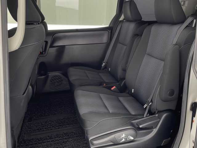 トヨタ ヴォクシー ZS 煌Ⅱ 宮崎県 2017(平29)年 7万km ホワイトパールクリスタルシャイン 禁煙車/トヨタセーフティセンス/社外ナビTV/（AVIC-RW800/CD/DVD/Bluetooth/フルセグTV)/社外ドライブレコーダー/社外ETC/純正キセノンオートライト/純正LEDフォグ/純正16インチアルミ/純正エアロ/純正ルーフエンドスポイラー/純正フロアマット/両側電動スライドドア/プリクラッシュセーフティ/オートマチックハイビーム/レーンディパーチャーアラート/デュアルオートエアコン/本革巻ハンドル/ウインカードアミラー/オート電動格納ミラー/スマートキー/プッシュエンジンスタート/新車時保証書/取扱い説明書