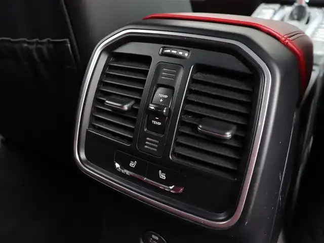 ポルシェ マカン GTS 長野県 2017(平29)年 5万km 白 ・スポーツクロノ/スポーツデザインパッケージ/・赤革シート /・純正ナビ /・バックカメラ /・CarPay/・クルーズコントロール /・レーンディパチャーW /・全席シートヒーター /・パワーバックドア /・純正20AW /・LEDライト