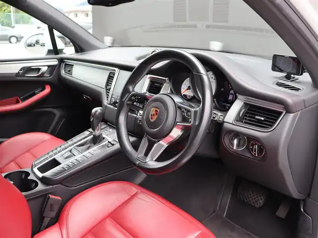 ポルシェ マカン GTS 長野県 2017(平29)年 5万km 白 ・スポーツクロノ/スポーツデザインパッケージ/・赤革シート /・純正ナビ /・バックカメラ /・CarPay/・クルーズコントロール /・レーンディパチャーW /・全席シートヒーター /・パワーバックドア /・純正20AW /・LEDライト