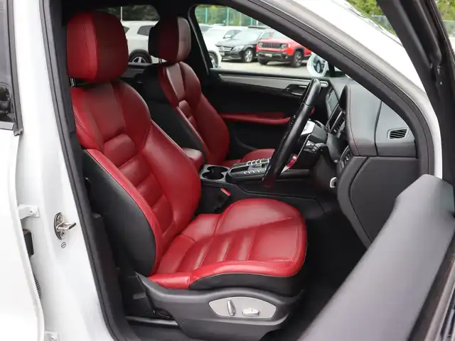 ポルシェ マカン GTS 長野県 2017(平29)年 5万km 白 ・スポーツクロノ/スポーツデザインパッケージ/・赤革シート /・純正ナビ /・バックカメラ /・CarPay/・クルーズコントロール /・レーンディパチャーW /・全席シートヒーター /・パワーバックドア /・純正20AW /・LEDライト