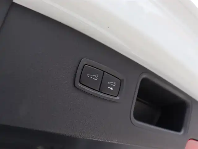 ポルシェ マカン GTS 長野県 2017(平29)年 5万km 白 ・スポーツクロノ/スポーツデザインパッケージ/・赤革シート /・純正ナビ /・バックカメラ /・CarPay/・クルーズコントロール /・レーンディパチャーW /・全席シートヒーター /・パワーバックドア /・純正20AW /・LEDライト