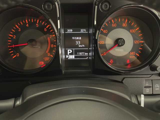 スズキ ジムニー XC 長野県 2024(令6)年 1.2万km ミディアムグレー 4WD/社外メモリナビ&フルセグTV&CD&DVD&USB&BT/クルーズコントロール/車線逸脱警報/衝突軽減ブレーキ/ダウンヒルアシストコントロール/アイドリングストップ/前席シートヒーター/ステアリングスイッチ/ビルトインETC/LEDヘッドライト/オートライト/フロントフォグランプ/電動格納ミラー/ウィンカーミラー/ドアミラーヒーター/純正16インチAW装着/純正フロアマット/純正ドアバイザー/プッシュスタート/スマートキー