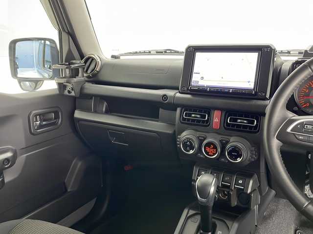 スズキ ジムニー XC 長野県 2024(令6)年 1.2万km ミディアムグレー 4WD/社外メモリナビ&フルセグTV&CD&DVD&USB&BT/クルーズコントロール/車線逸脱警報/衝突軽減ブレーキ/ダウンヒルアシストコントロール/アイドリングストップ/前席シートヒーター/ステアリングスイッチ/ビルトインETC/LEDヘッドライト/オートライト/フロントフォグランプ/電動格納ミラー/ウィンカーミラー/ドアミラーヒーター/純正16インチAW装着/純正フロアマット/純正ドアバイザー/プッシュスタート/スマートキー