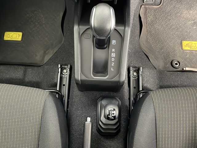 スズキ ジムニー XC 長野県 2024(令6)年 1.2万km ミディアムグレー 4WD/社外メモリナビ&フルセグTV&CD&DVD&USB&BT/クルーズコントロール/車線逸脱警報/衝突軽減ブレーキ/ダウンヒルアシストコントロール/アイドリングストップ/前席シートヒーター/ステアリングスイッチ/ビルトインETC/LEDヘッドライト/オートライト/フロントフォグランプ/電動格納ミラー/ウィンカーミラー/ドアミラーヒーター/純正16インチAW装着/純正フロアマット/純正ドアバイザー/プッシュスタート/スマートキー