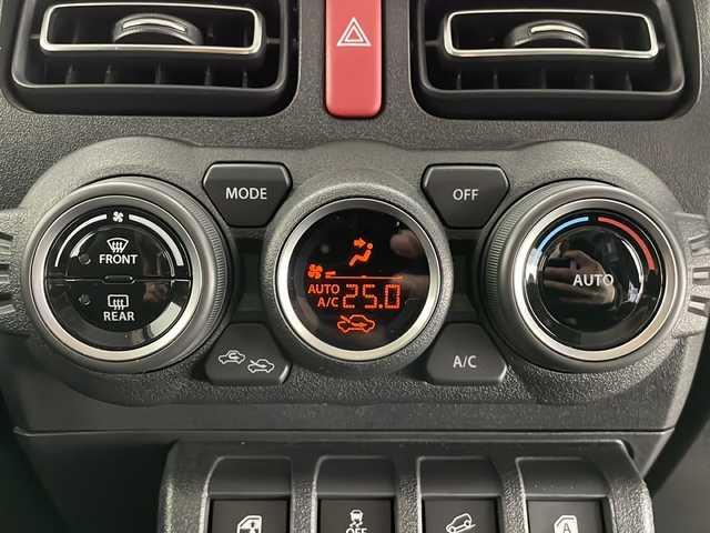 スズキ ジムニー XC 長野県 2024(令6)年 1.2万km ミディアムグレー 4WD/社外メモリナビ&フルセグTV&CD&DVD&USB&BT/クルーズコントロール/車線逸脱警報/衝突軽減ブレーキ/ダウンヒルアシストコントロール/アイドリングストップ/前席シートヒーター/ステアリングスイッチ/ビルトインETC/LEDヘッドライト/オートライト/フロントフォグランプ/電動格納ミラー/ウィンカーミラー/ドアミラーヒーター/純正16インチAW装着/純正フロアマット/純正ドアバイザー/プッシュスタート/スマートキー