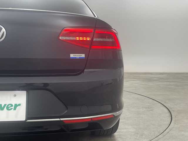 フォルクスワーゲン パサート TDI ハイライン 福島県 2019(平31)年 5.9万km ディープブラックパールエフェクト オールインセーフティ/・衝突被害軽減/・車線逸脱警報/・オートクルーズコントロール/・渋滞追従支援/・レーンチェンジアシスト/純正ナビ/・フルセグ/CD/DVD/SD/BT/USB/AUX/FM/AM/・全方位モニターカメラ/・ビルトインETC2.0/前後ドライブレコーダー/パワーリアゲート/革巻きステアリング/・ステアリングスイッチ/・パドルシフト/電子パーキングブレーキ/・オートブレーキホールド/レザーシート/・パワーシート/・シートヒーター/・ベンチレーションシート/ＬＥＤヘッドライト/・フォグランプ/・オートライト/・オートハイビーム/電動格納ミラー/・ウィンカーミラー/スマートキー/・プッシュスタート/純正フロアマット/純正18インチＡＷ