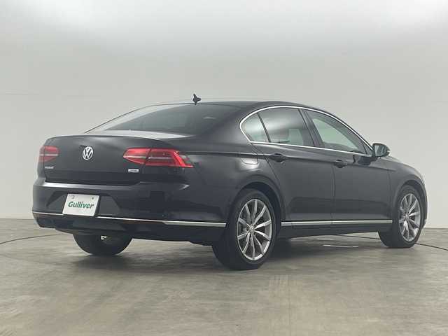フォルクスワーゲン パサート TDI ハイライン 福島県 2019(平31)年 5.9万km ディープブラックパールエフェクト オールインセーフティ/・衝突被害軽減/・車線逸脱警報/・オートクルーズコントロール/・渋滞追従支援/・レーンチェンジアシスト/純正ナビ/・フルセグ/CD/DVD/SD/BT/USB/AUX/FM/AM/・全方位モニターカメラ/・ビルトインETC2.0/前後ドライブレコーダー/パワーリアゲート/革巻きステアリング/・ステアリングスイッチ/・パドルシフト/電子パーキングブレーキ/・オートブレーキホールド/レザーシート/・パワーシート/・シートヒーター/・ベンチレーションシート/ＬＥＤヘッドライト/・フォグランプ/・オートライト/・オートハイビーム/電動格納ミラー/・ウィンカーミラー/スマートキー/・プッシュスタート/純正フロアマット/純正18インチＡＷ