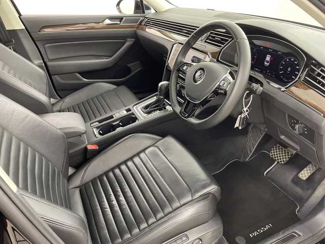 フォルクスワーゲン パサート TDI ハイライン 福島県 2019(平31)年 5.9万km ディープブラックパールエフェクト オールインセーフティ/・衝突被害軽減/・車線逸脱警報/・オートクルーズコントロール/・渋滞追従支援/・レーンチェンジアシスト/純正ナビ/・フルセグ/CD/DVD/SD/BT/USB/AUX/FM/AM/・全方位モニターカメラ/・ビルトインETC2.0/前後ドライブレコーダー/パワーリアゲート/革巻きステアリング/・ステアリングスイッチ/・パドルシフト/電子パーキングブレーキ/・オートブレーキホールド/レザーシート/・パワーシート/・シートヒーター/・ベンチレーションシート/ＬＥＤヘッドライト/・フォグランプ/・オートライト/・オートハイビーム/電動格納ミラー/・ウィンカーミラー/スマートキー/・プッシュスタート/純正フロアマット/純正18インチＡＷ