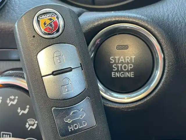 アバルト １２４ スパイダー 群馬県 2018(平30)年 1.9万km 白 純正７インチＳＤナビ　　/フルセグ　/バックカメラ/ＡＢＡＲＴＨ赤レザーシート　/シートヒーター　/前方ドラレコ　/赤キャリパー　/本革ステアリング　/純正フロアマット　/クルーズコントロール　/純正ビルトインＥＴＣ/Bluetooth/純正17インチアルミホイール/フロント・リアフォグランプ/オートLEDヘッドライト